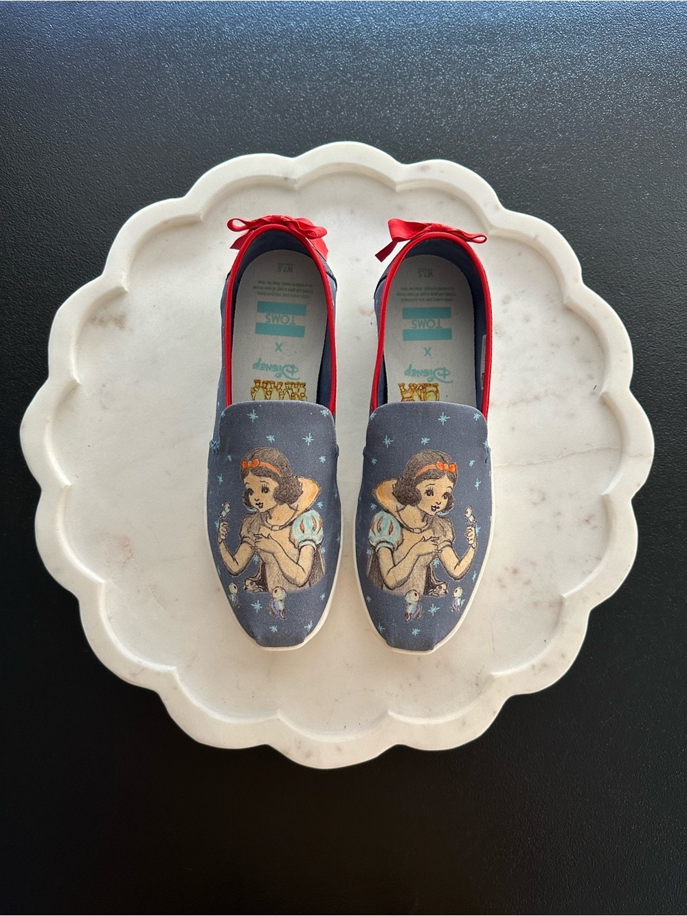 Women’s Disney X Toms Multicolored Snow White Slip-On with Red Trim Size 7.5